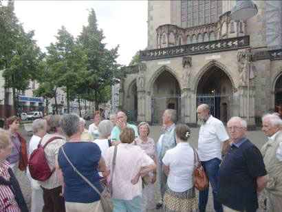 Gruppe vor der Agneskirche